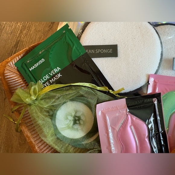 Assorted Skincare and Beauty Set - Picture 4 of 6